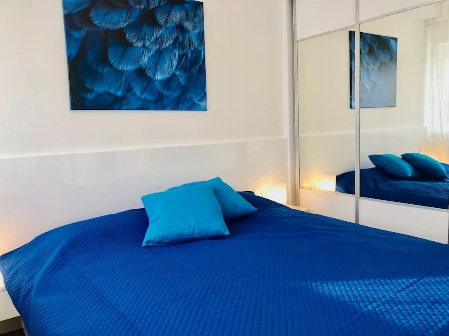 Admiral Lakeside Luxury Apartment view 4