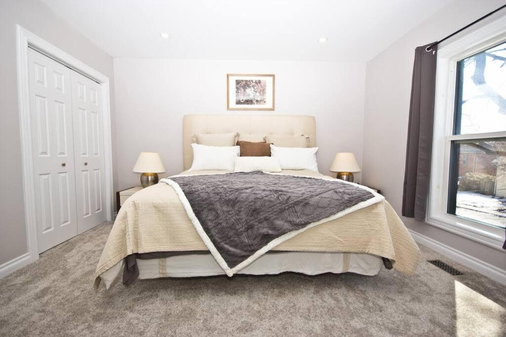 Peterborough Vacations - Stylish Home For A Perfect Stay for 4! - Property Image 1