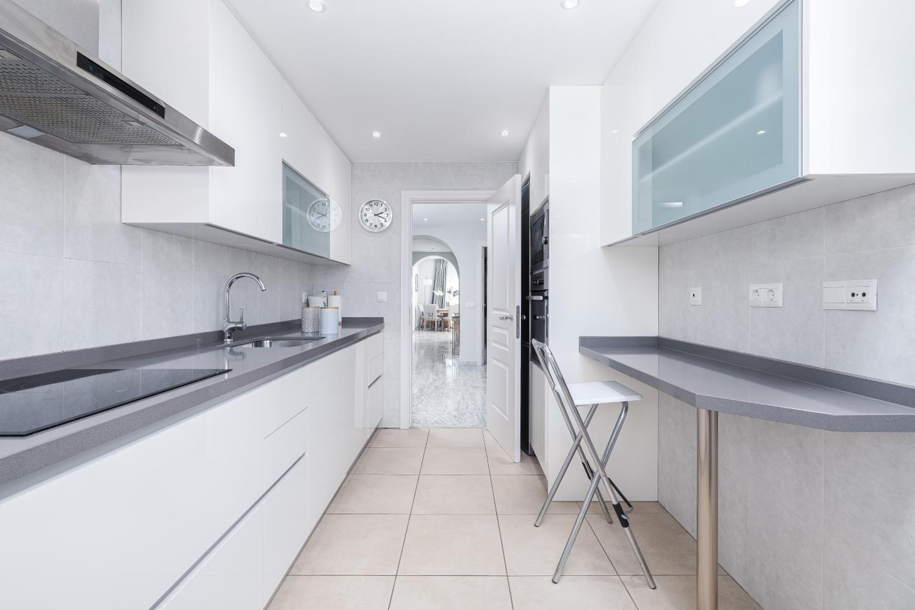 Beautiful 2 Bed Playas del Duque + Parking RDR294 photo 4