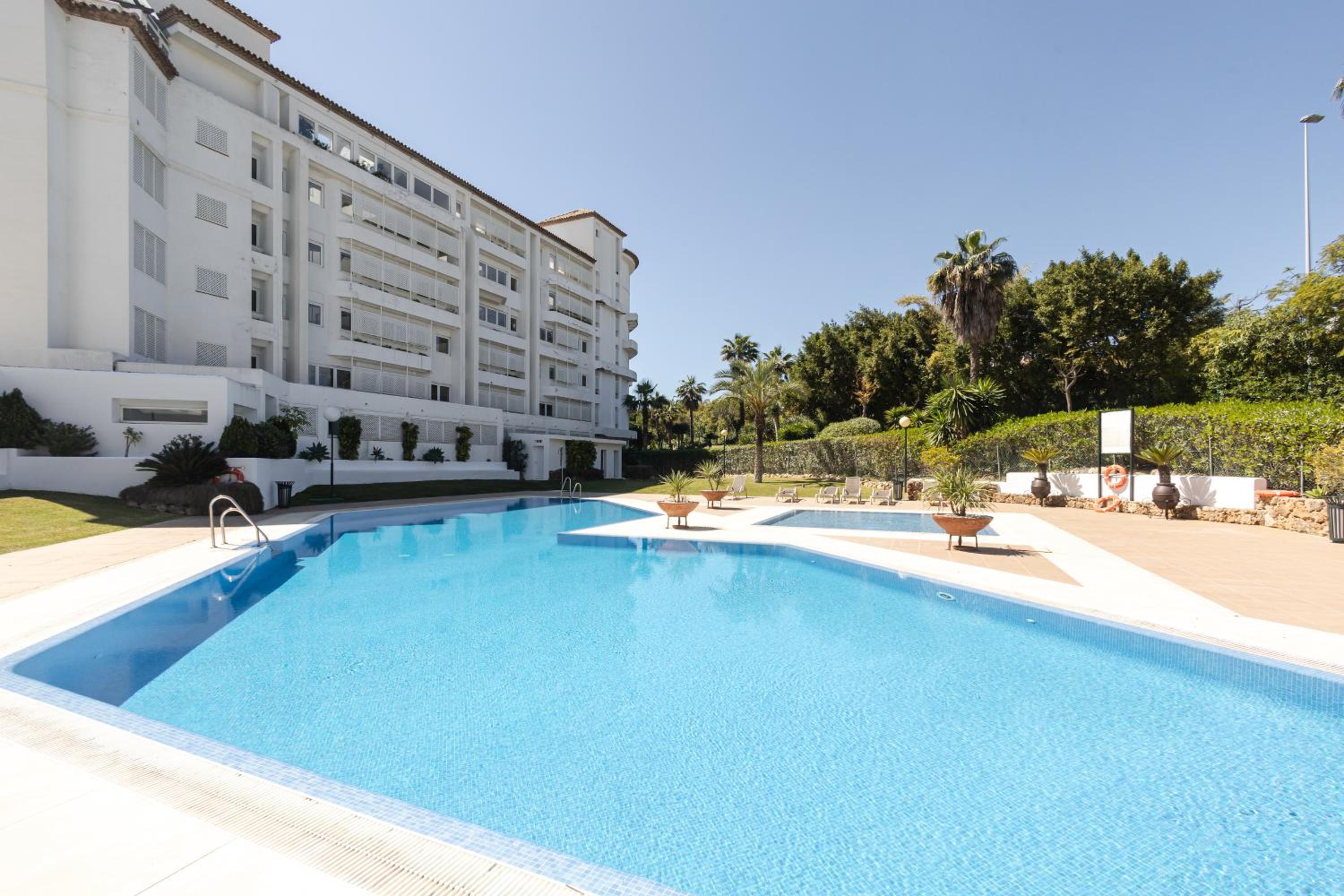 Beautiful 2 Bed Playas del Duque + Parking RDR294 photo 1