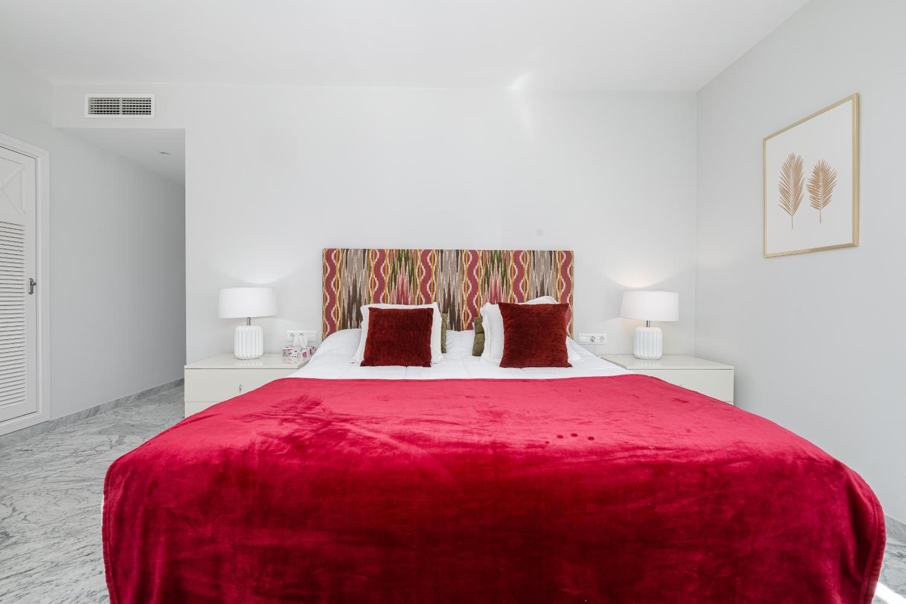 Beautiful 2 Bed Playas del Duque + Parking RDR294 photo 3