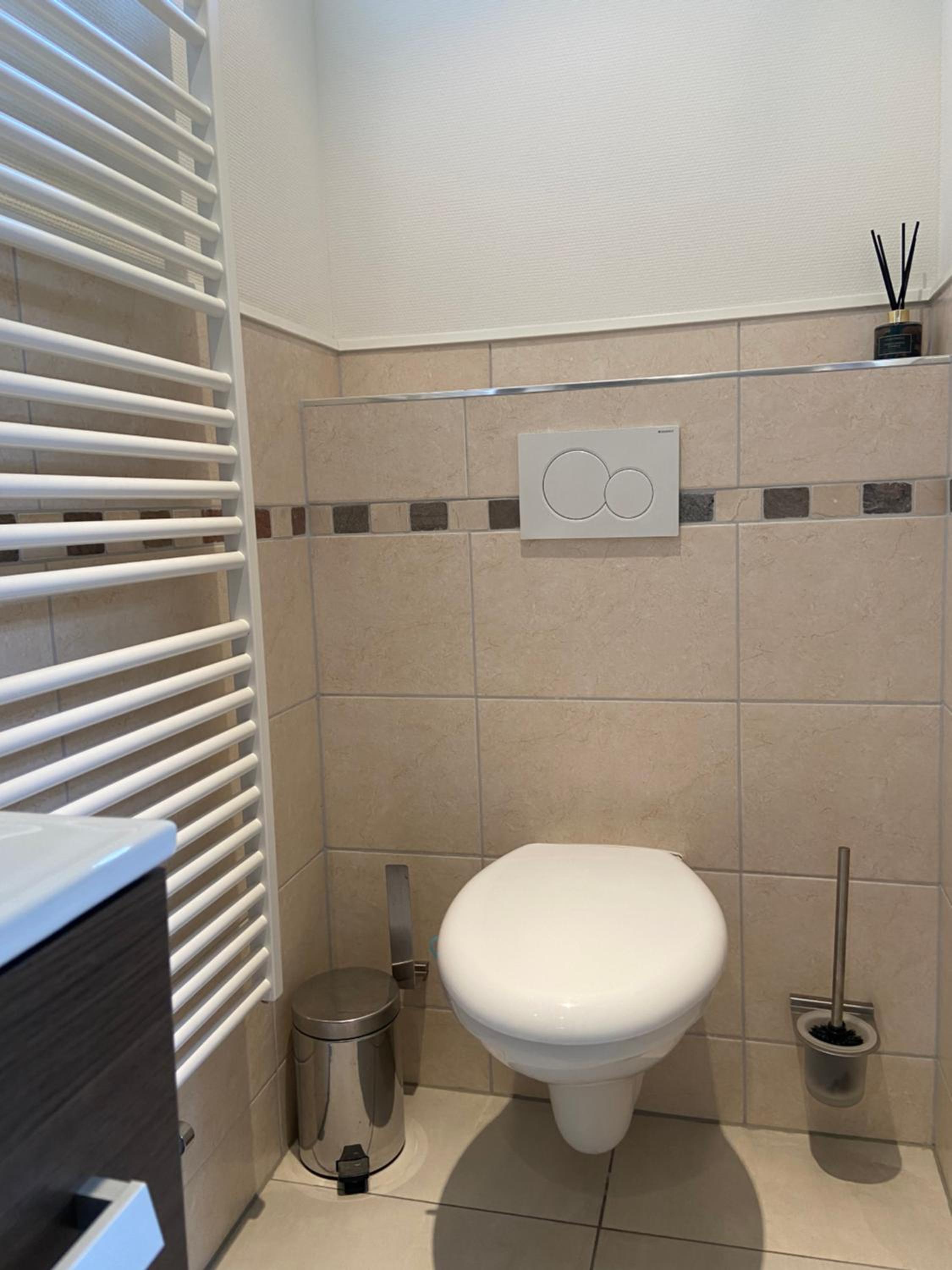 Sfeervol guesthouse, privé tuin en free parking view 2