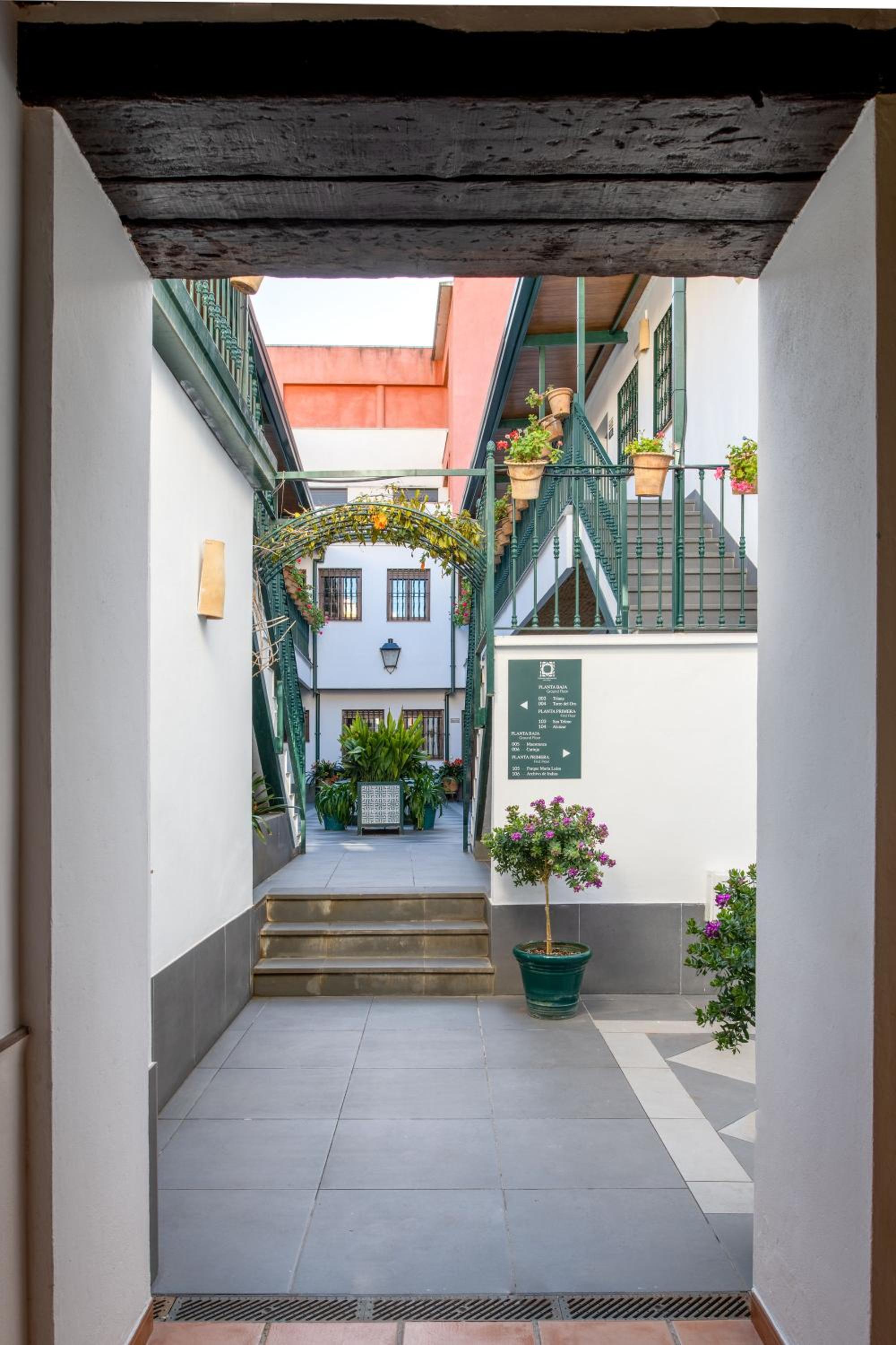 Triana Boutique Apartments by Hommyhome