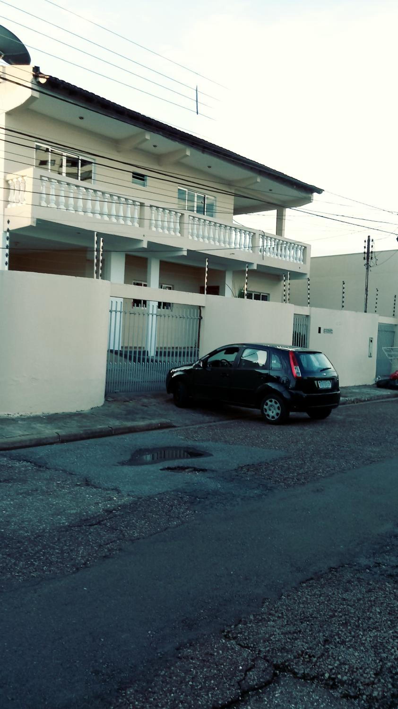 Sobrado Parque Mae Bonifacia 4 suites com ar e piscina