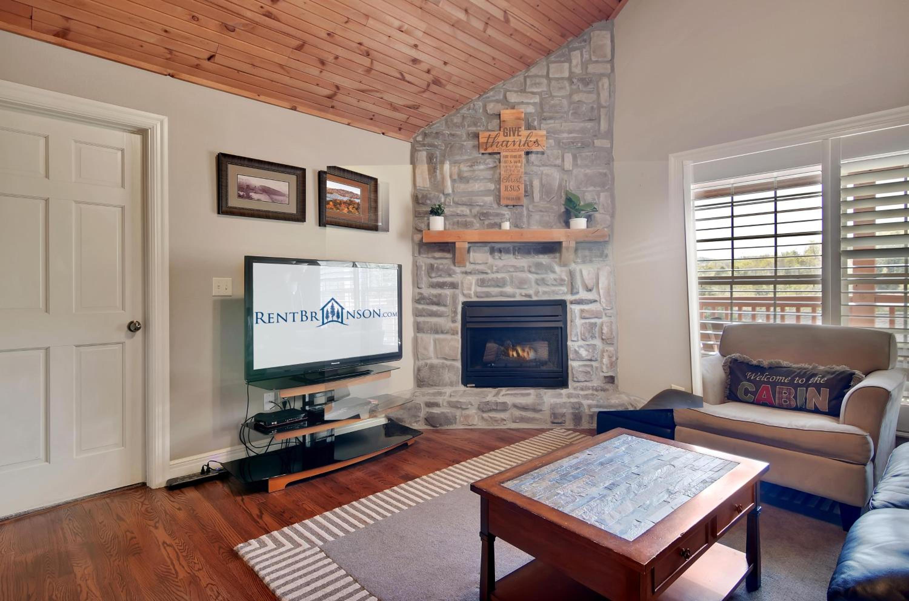 Ozark Livin' Lodge view 3