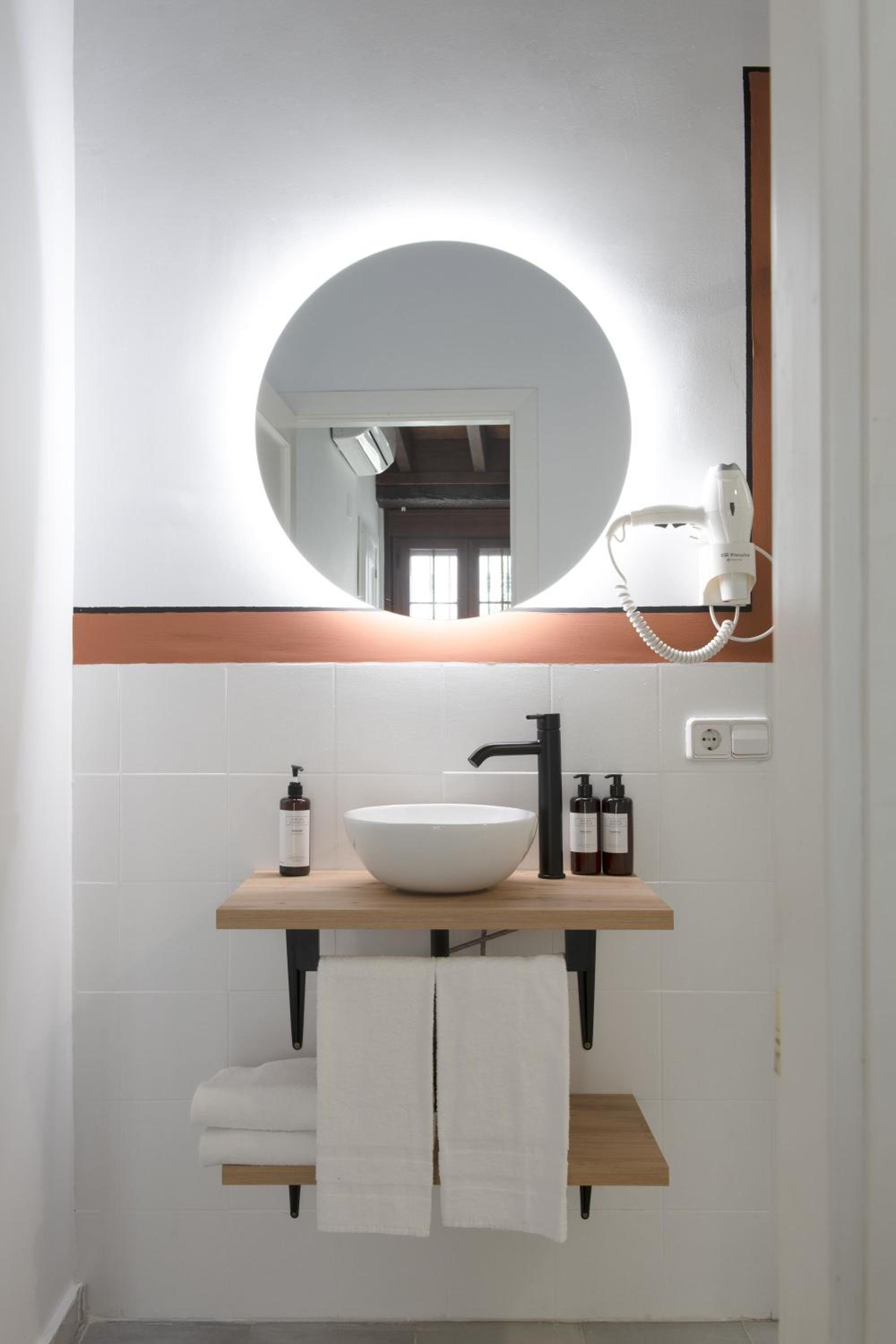 Triana Boutique Apartments by Hommyhome