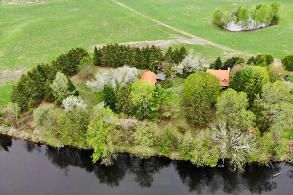 Country cottage on the banks of the Red River