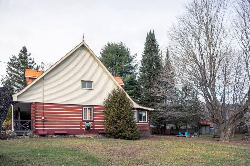 Country cottage on the banks of the Red River