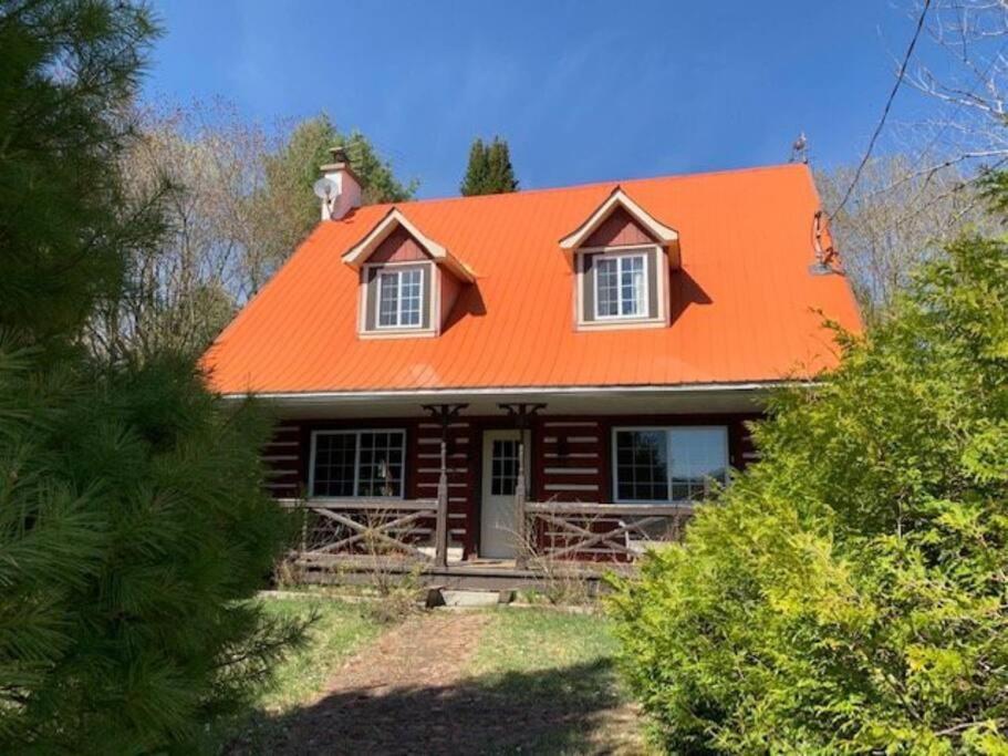 Country cottage on the banks of the Red River