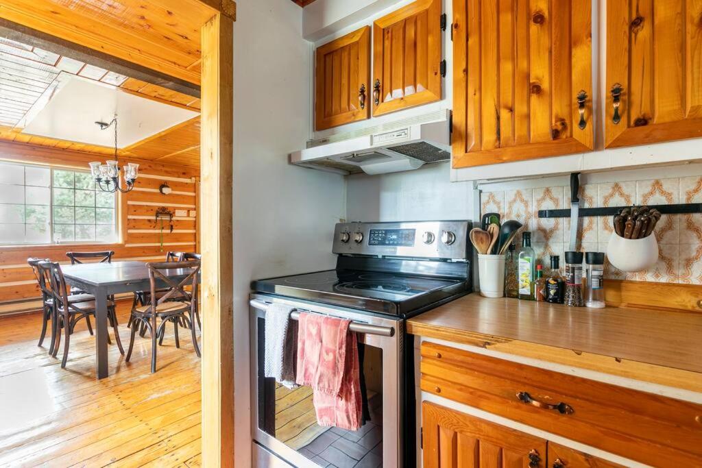 Country cottage on the banks of the Red River
