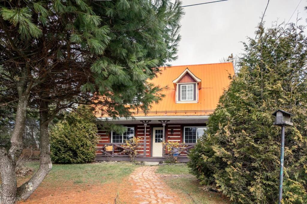 Country cottage on the banks of the Red River
