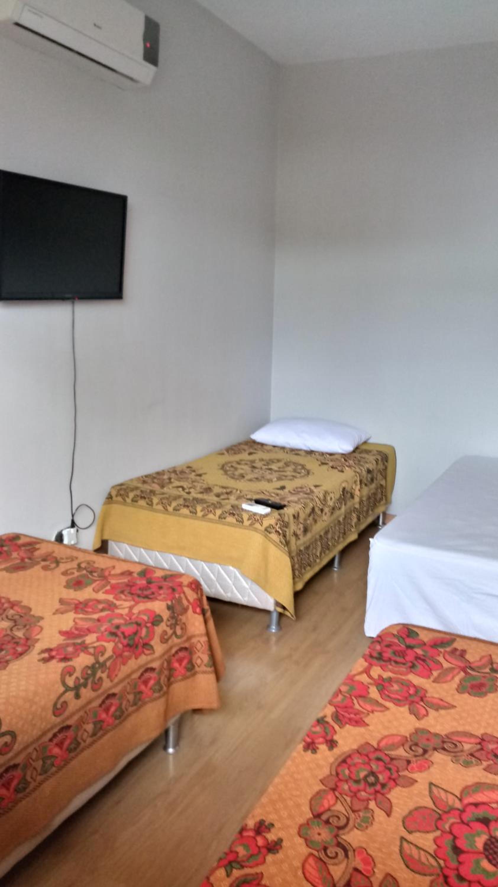 Sobrado Parque Mae Bonifacia 4 suites com ar e piscina