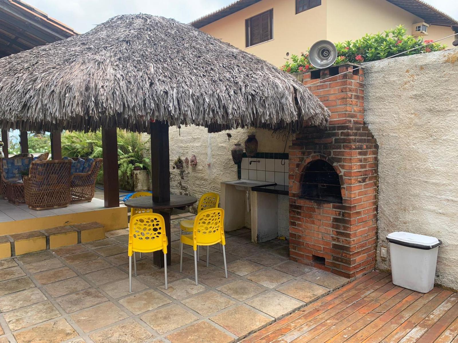 Excelente casa na Praia do Coqueiro com 4 suítes a 100m da praia
