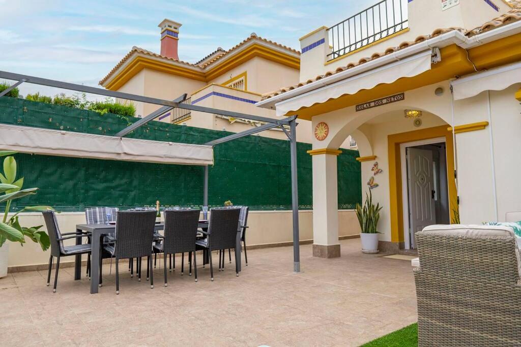Beautiful 3 Bed Townhouse with landscaped communal pool area