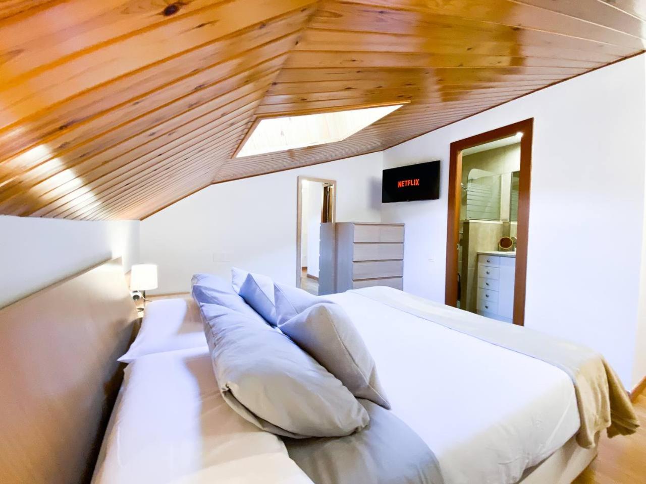 Elegante Ático Encamp - FREE Parking Wifi SmartTv - Con altillo y 2 baños completos! l by BonesVacances