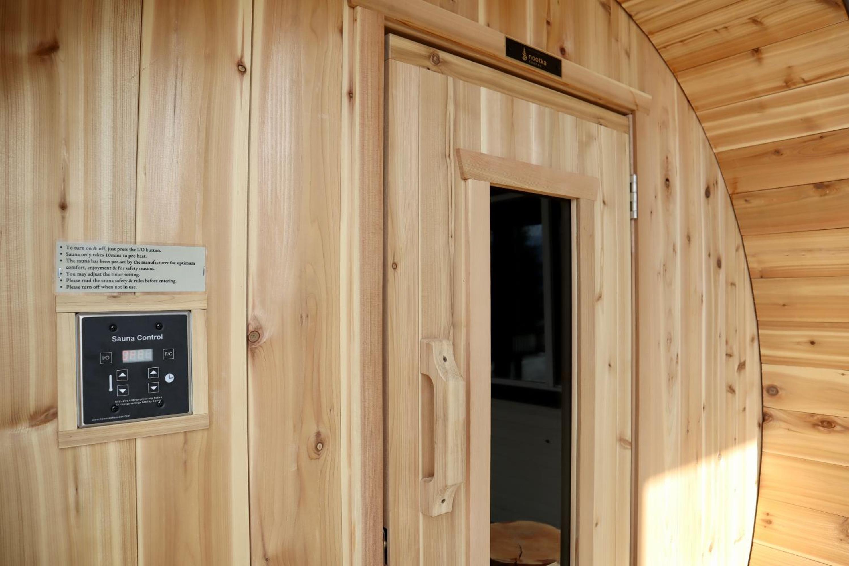 Golden Vacations - 2mins to Town, AC  Sauna, Self Check-in, Full Kitchen, Free Laundry  Parking, Family Pet Friendly, Comfortably Sleeps Up To 10 - Property Image 75