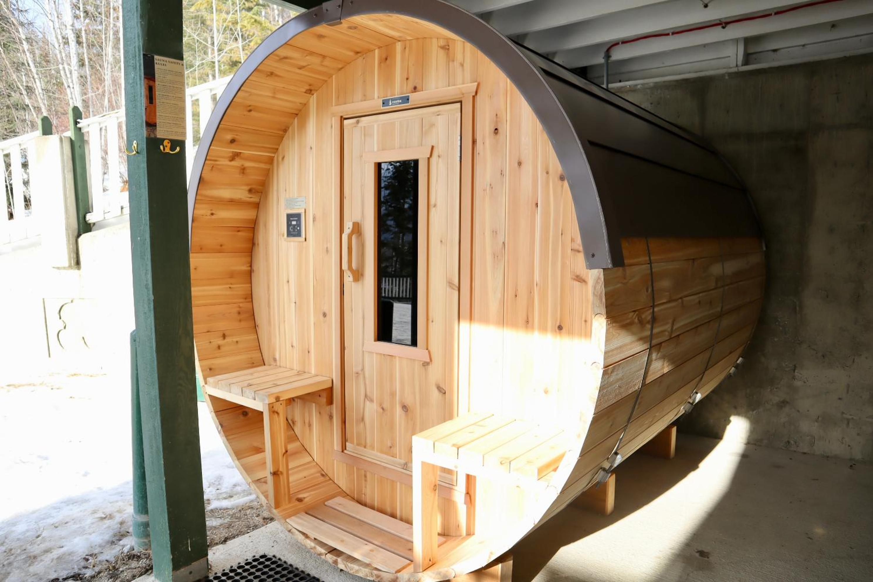 Golden Vacations - 2mins to Town, AC  Sauna, Self Check-in, Full Kitchen, Free Laundry  Parking, Family Pet Friendly, Comfortably Sleeps Up To 10 - Property Image 18