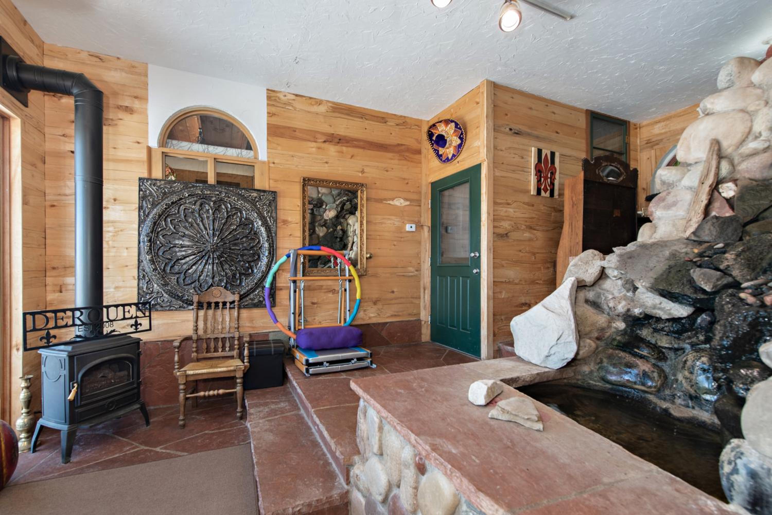 Wanderer Studio, AN OFF GRID MOUNTAIN Guest Studio With Fantastic Views
