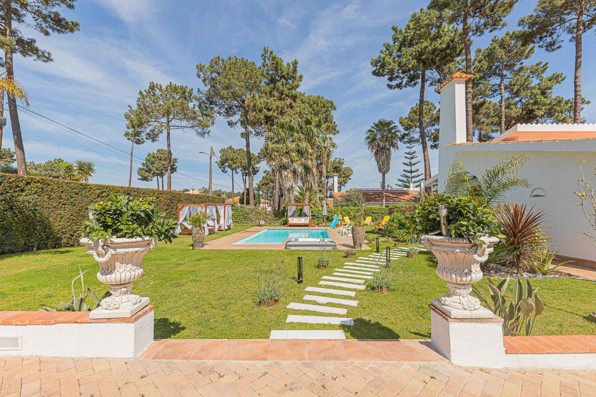 Villa Whiteloft Pool Spa Lounge view 4