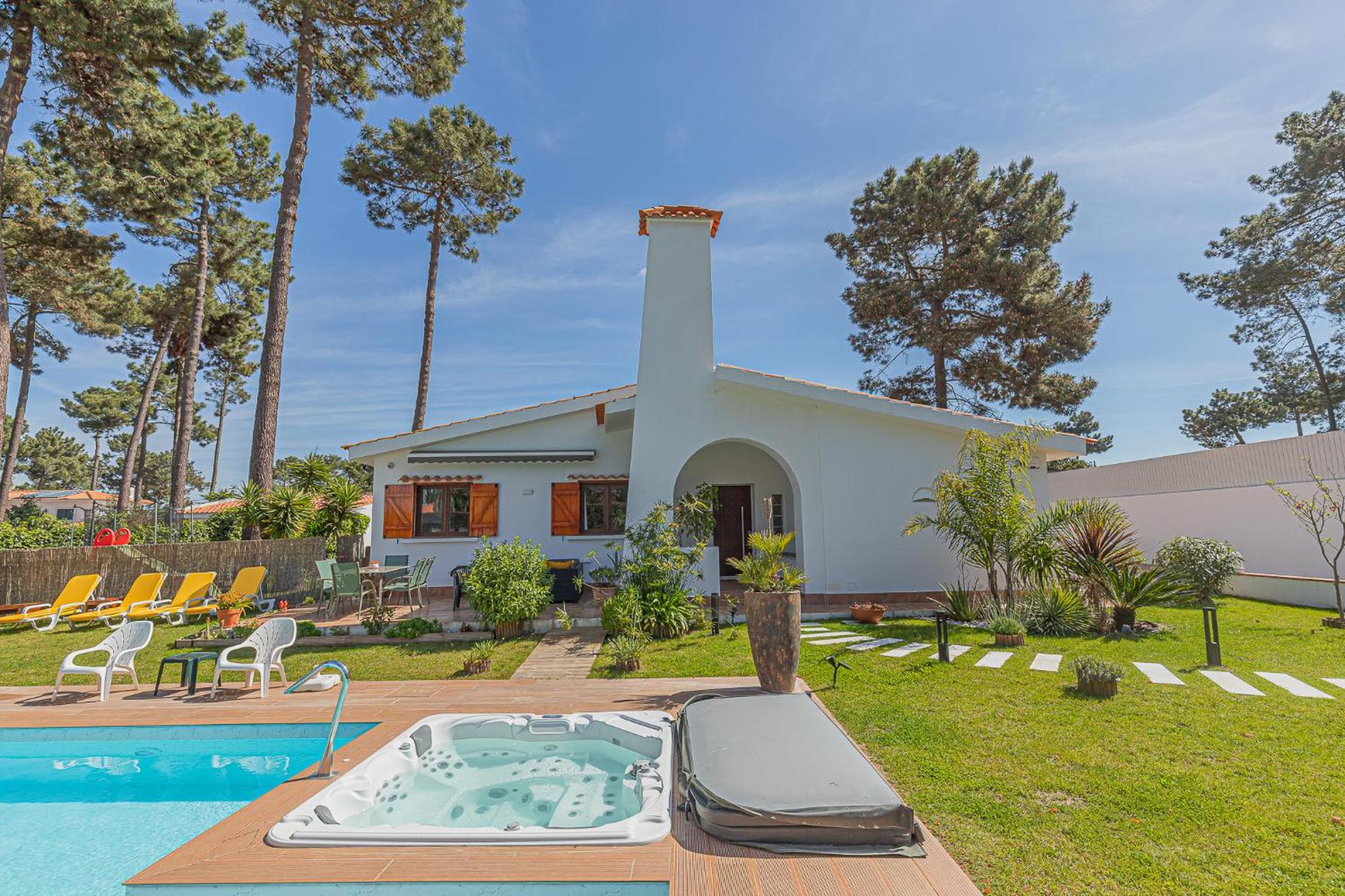 Villa Whiteloft Pool Spa Lounge view 3