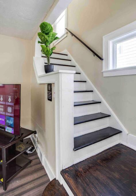 Fabulous House near Airpt/DwTN/UofR view 4