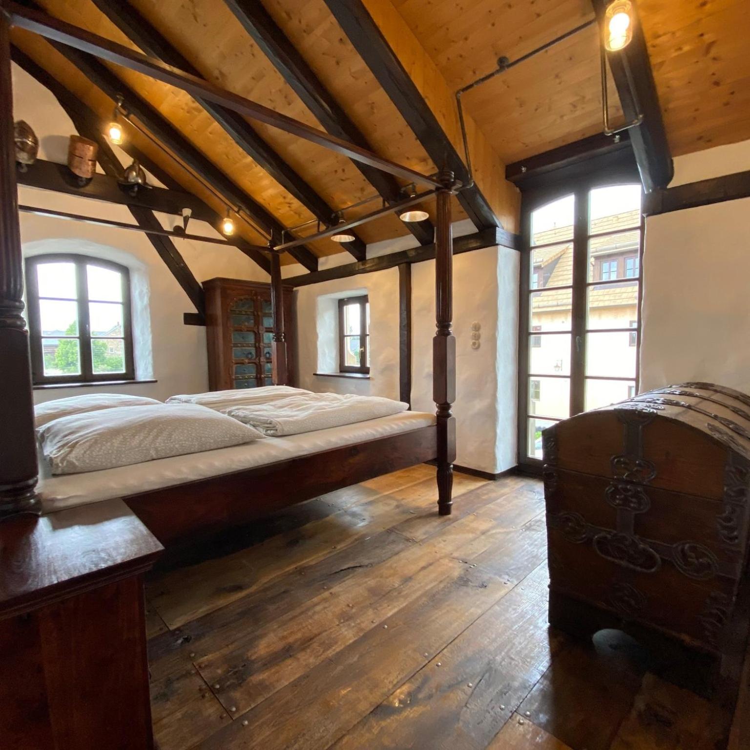 Ausgefallenes Ferienhaus WAFFENKAMMER für 7 Erw im Rittergut Leppersdorf bei Radeberg view 2