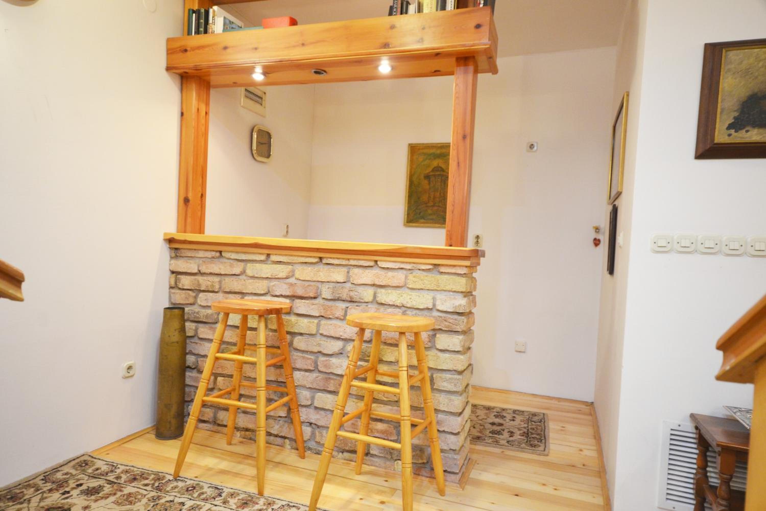 Grand Duplex Suite with Free Parking - Heart of Old Town