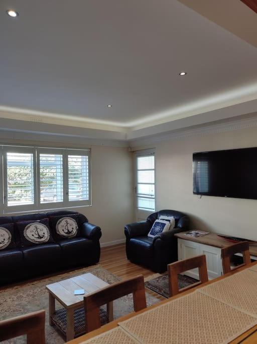 Modern apartment close to lovely beach view 3