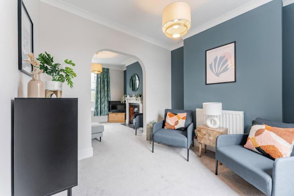 Family & pet Friendly, Stylish & Spacious Beach House view 2