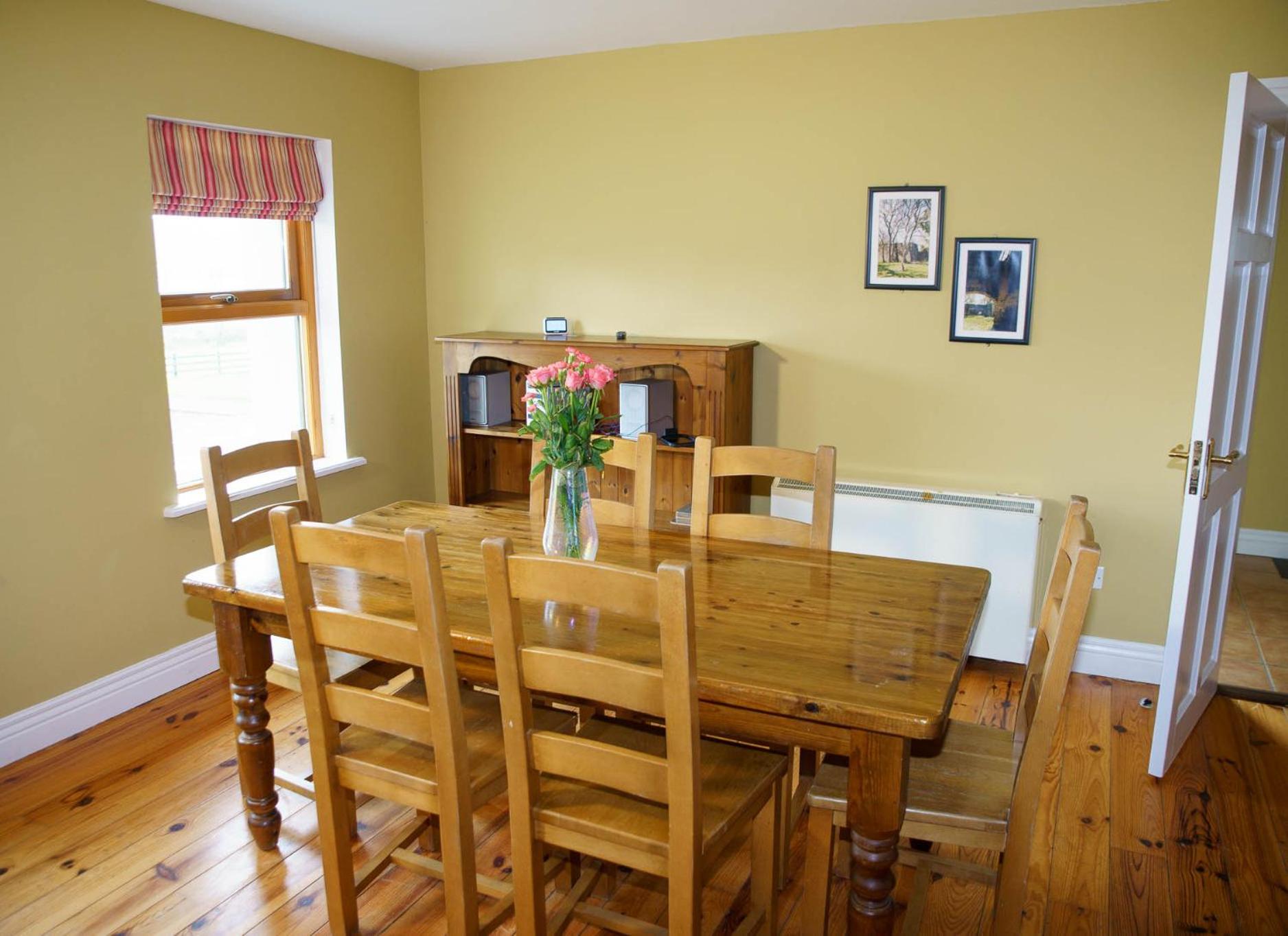 Dingle Courtyard Holiday Homes 3 Bed Sleeps 6 view 4