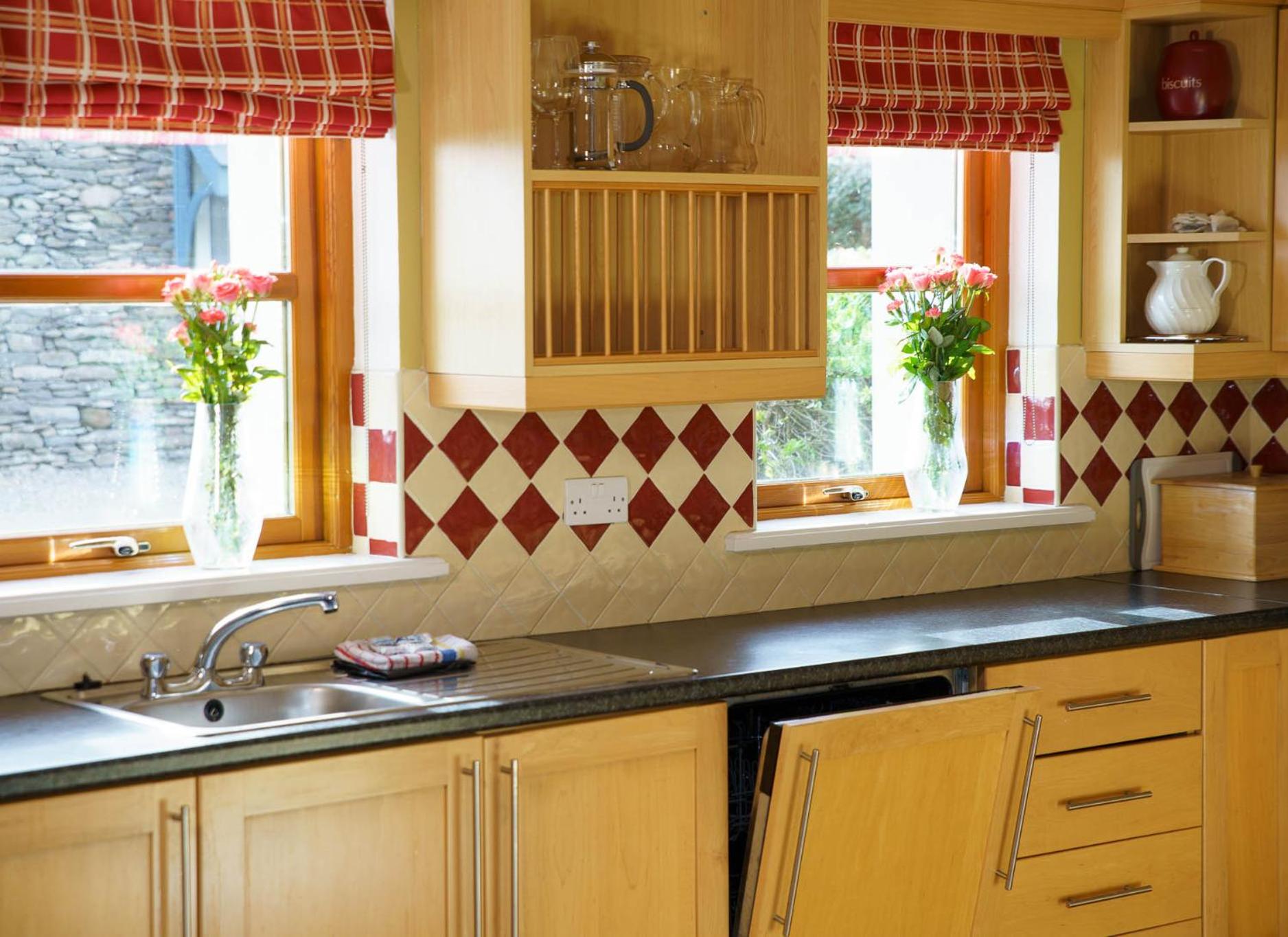 Dingle Courtyard Holiday Homes 3 Bed Sleeps 6 view 3