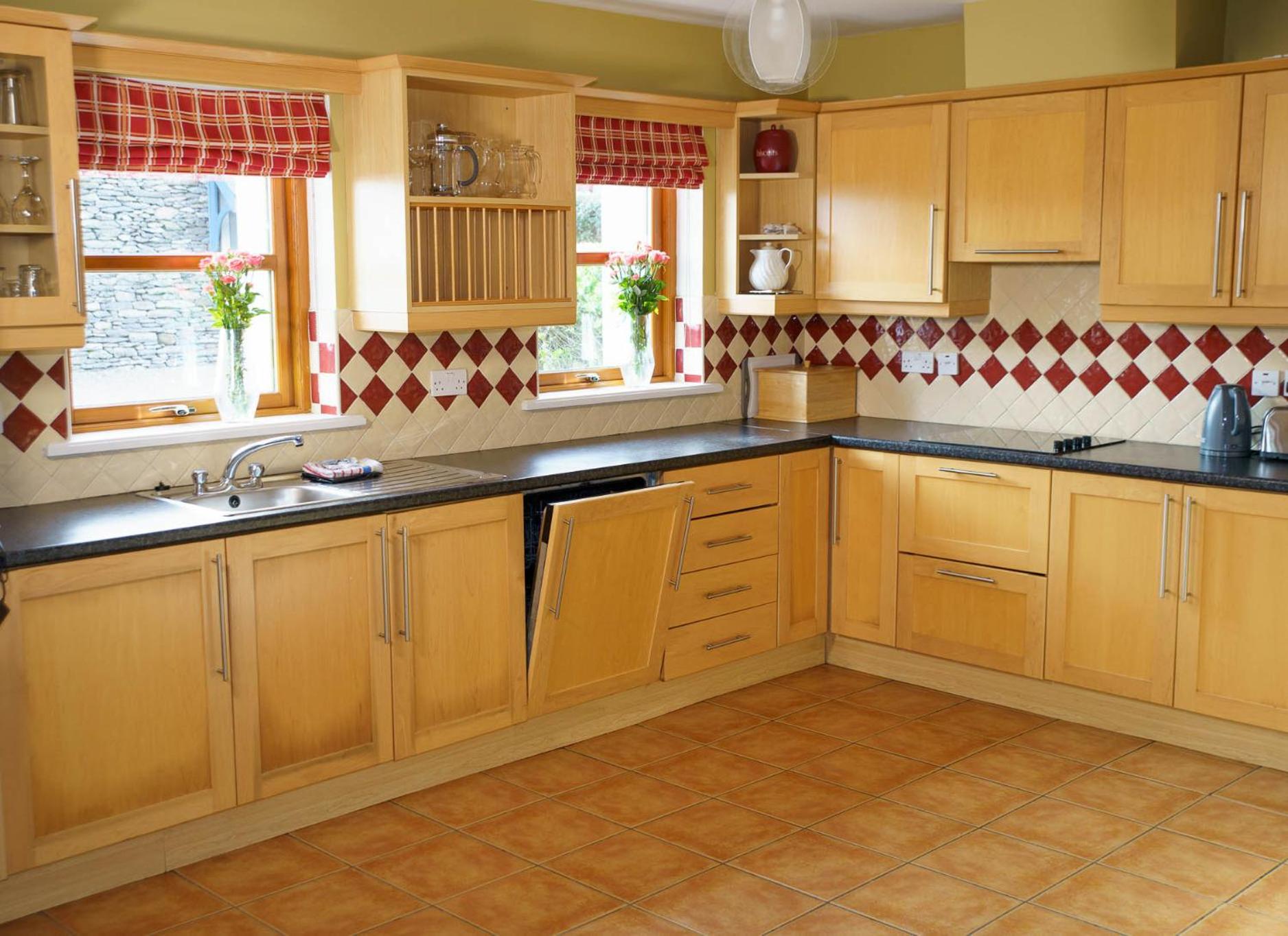 Dingle Courtyard Holiday Homes 3 Bed Sleeps 6 view 5