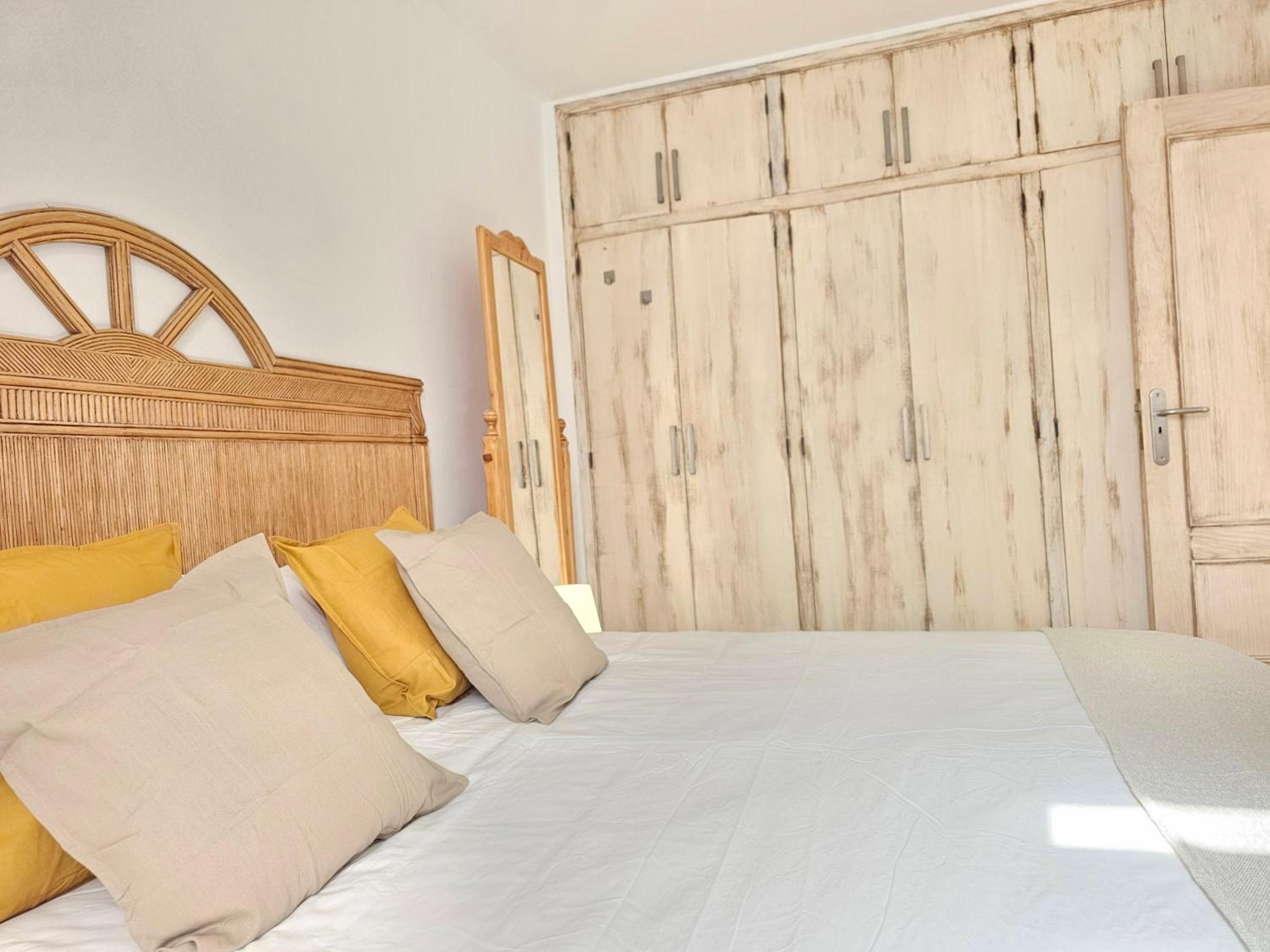 NEW HOLIDAYS BEACH & POOL, AIRCOND, Playa de las Americas, Tenerife view 5