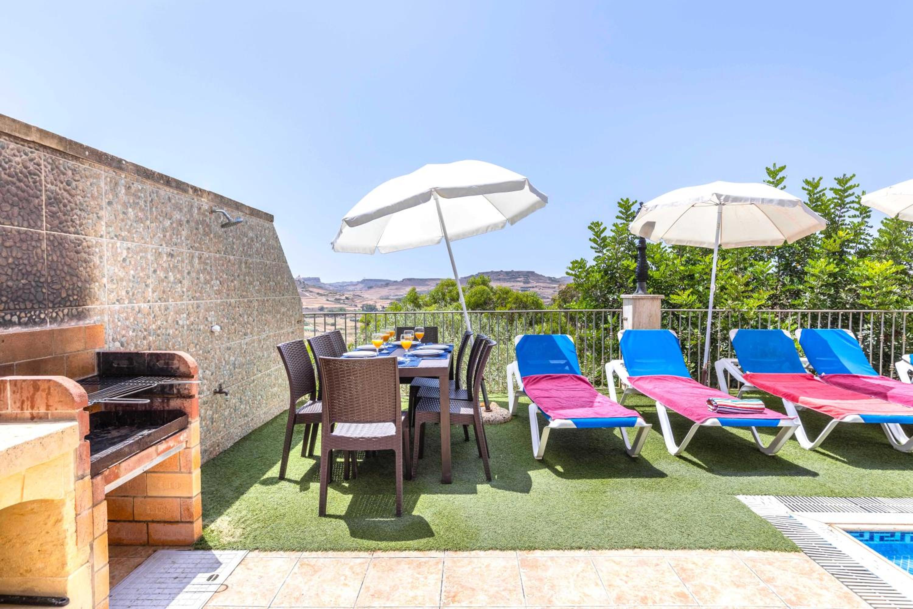 Ta Guljetta Villa Sleeps 8 with Pool view 4