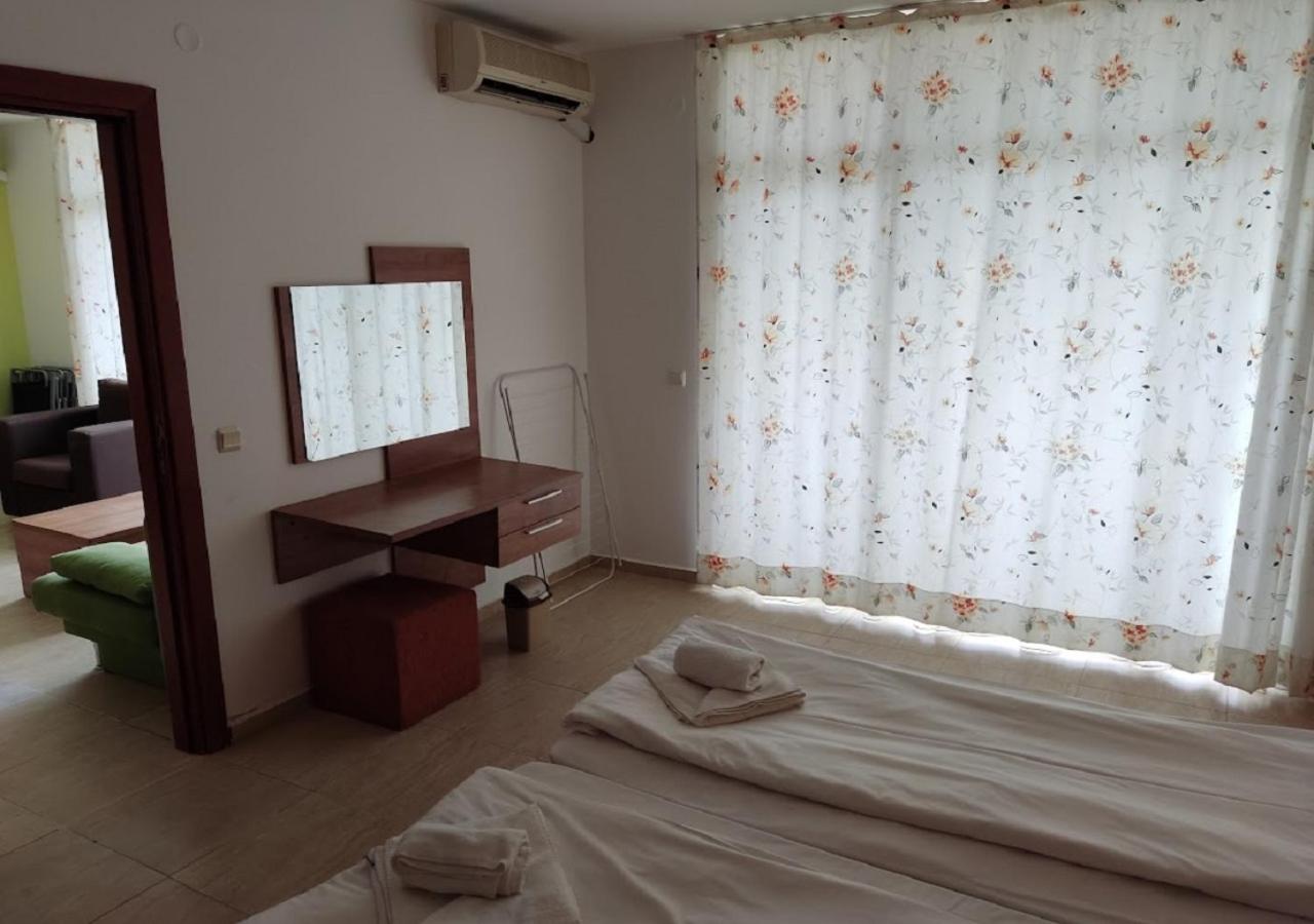 Debbies 2 bed apart with pool and garden views view 5