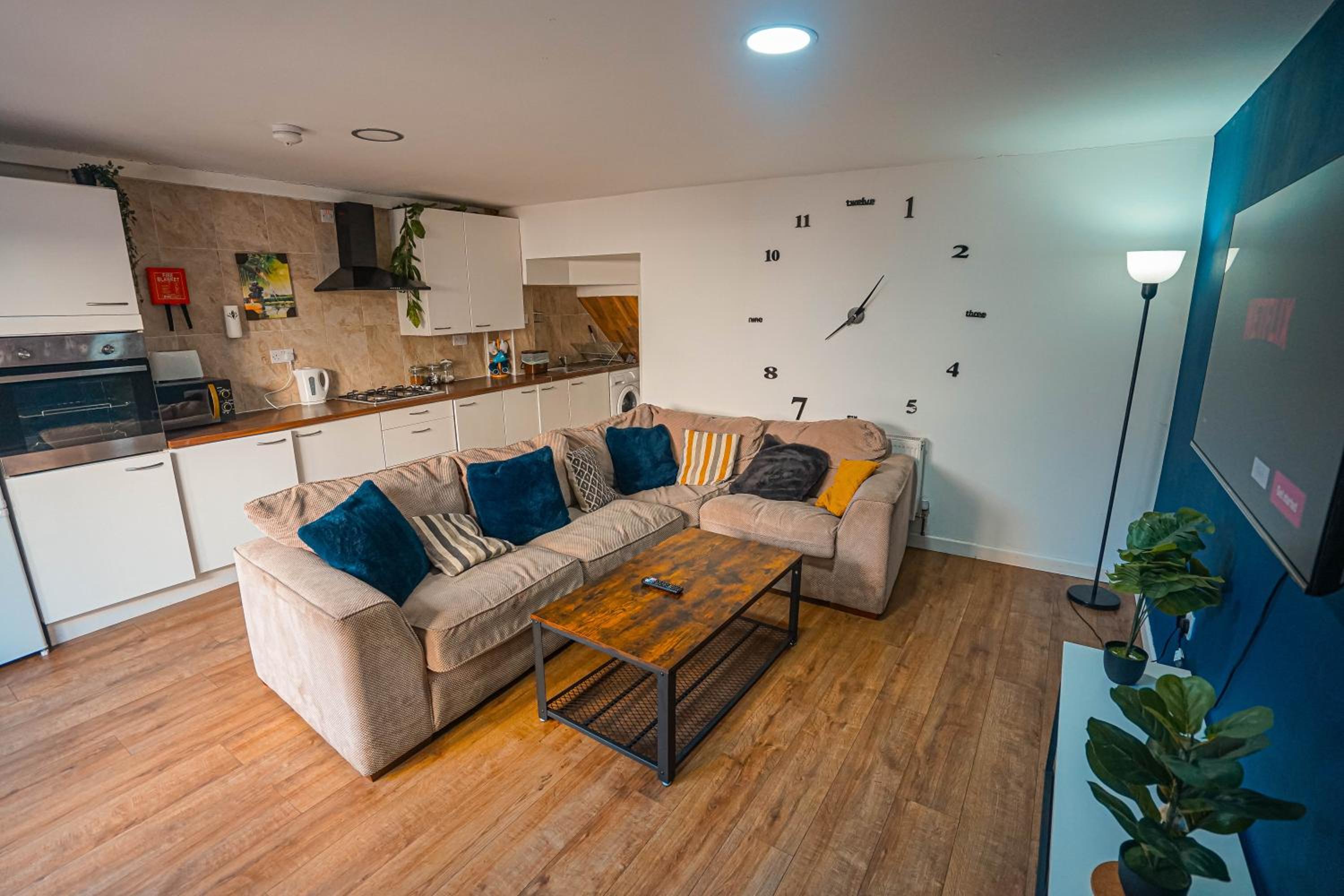Private and Spacious 2 Bedroom House - Free Parking! view 5