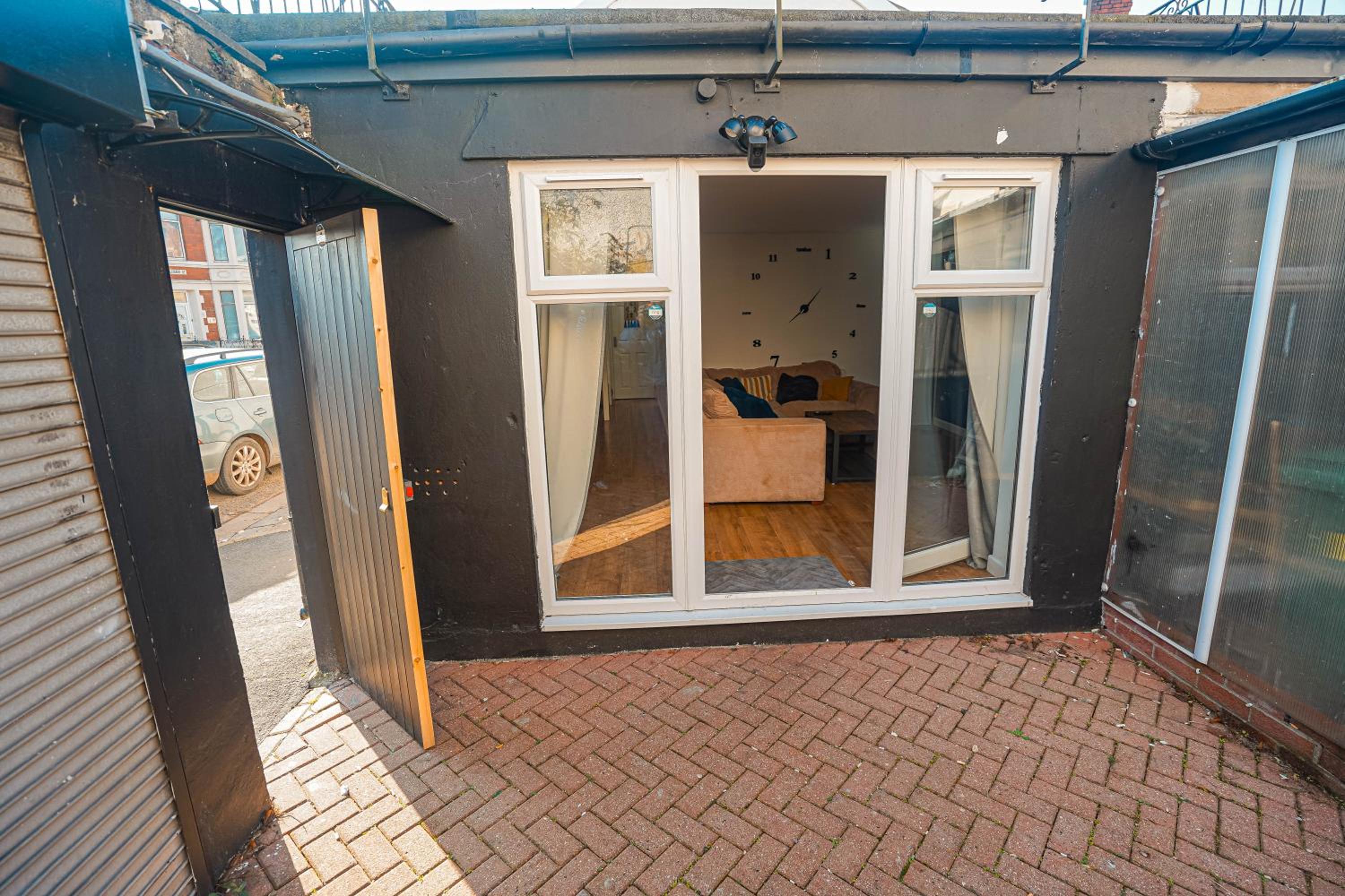Private and Spacious 2 Bedroom House - Free Parking! view 2
