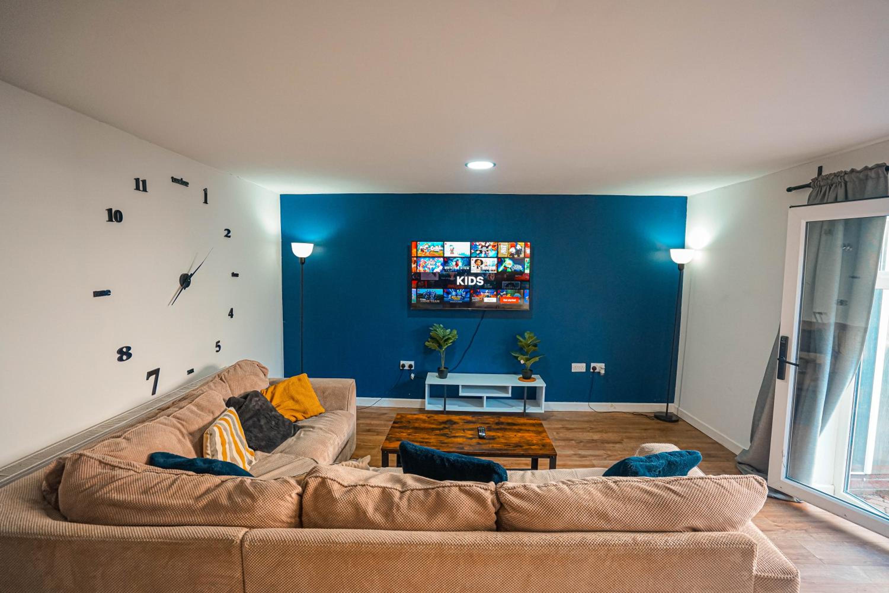 Private and Spacious 2 Bedroom House - Free Parking! view 3