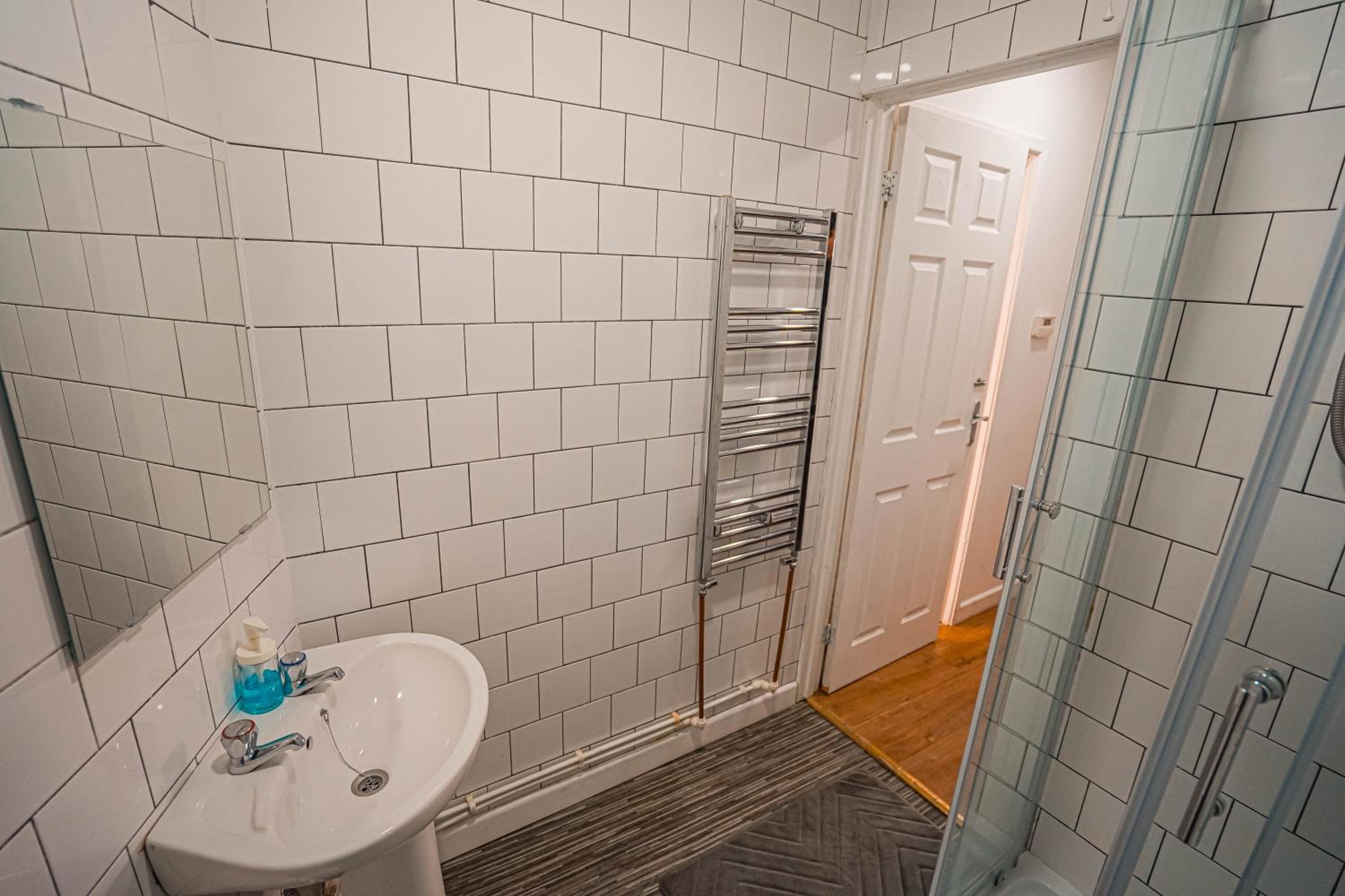 Private and Spacious 2 Bedroom House - Free Parking! view 4