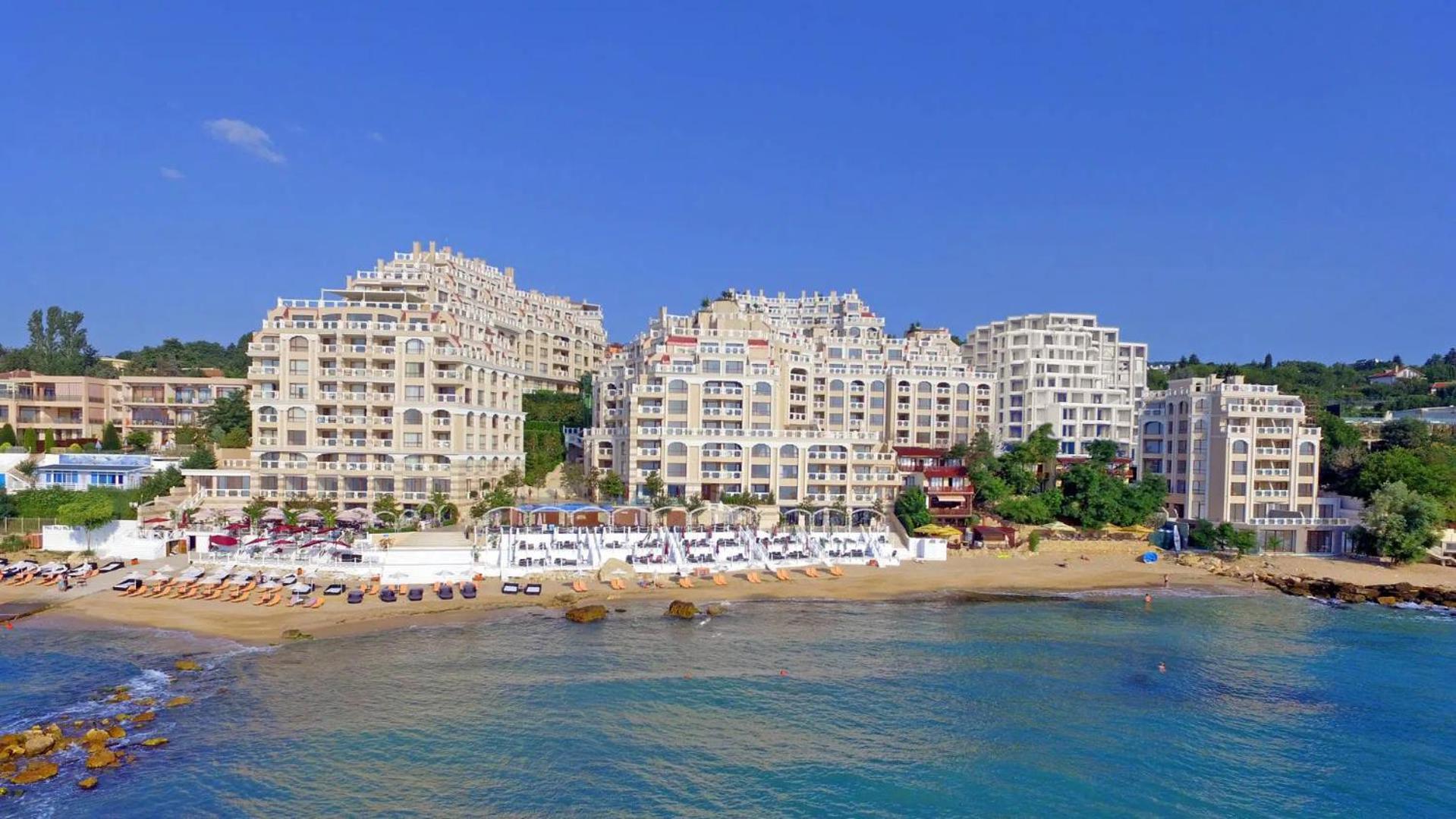 La Mer flat 9 parking and beach access