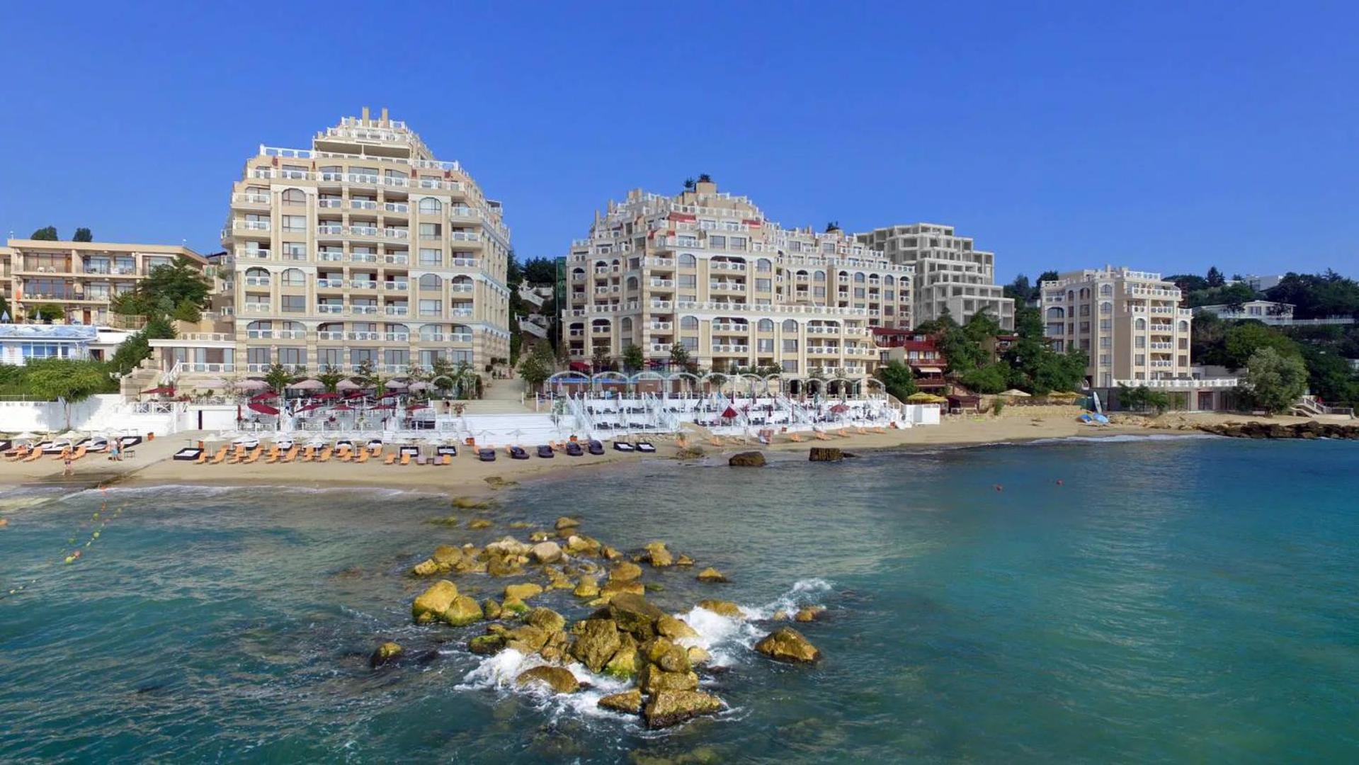 La Mer flat 9 parking and beach access