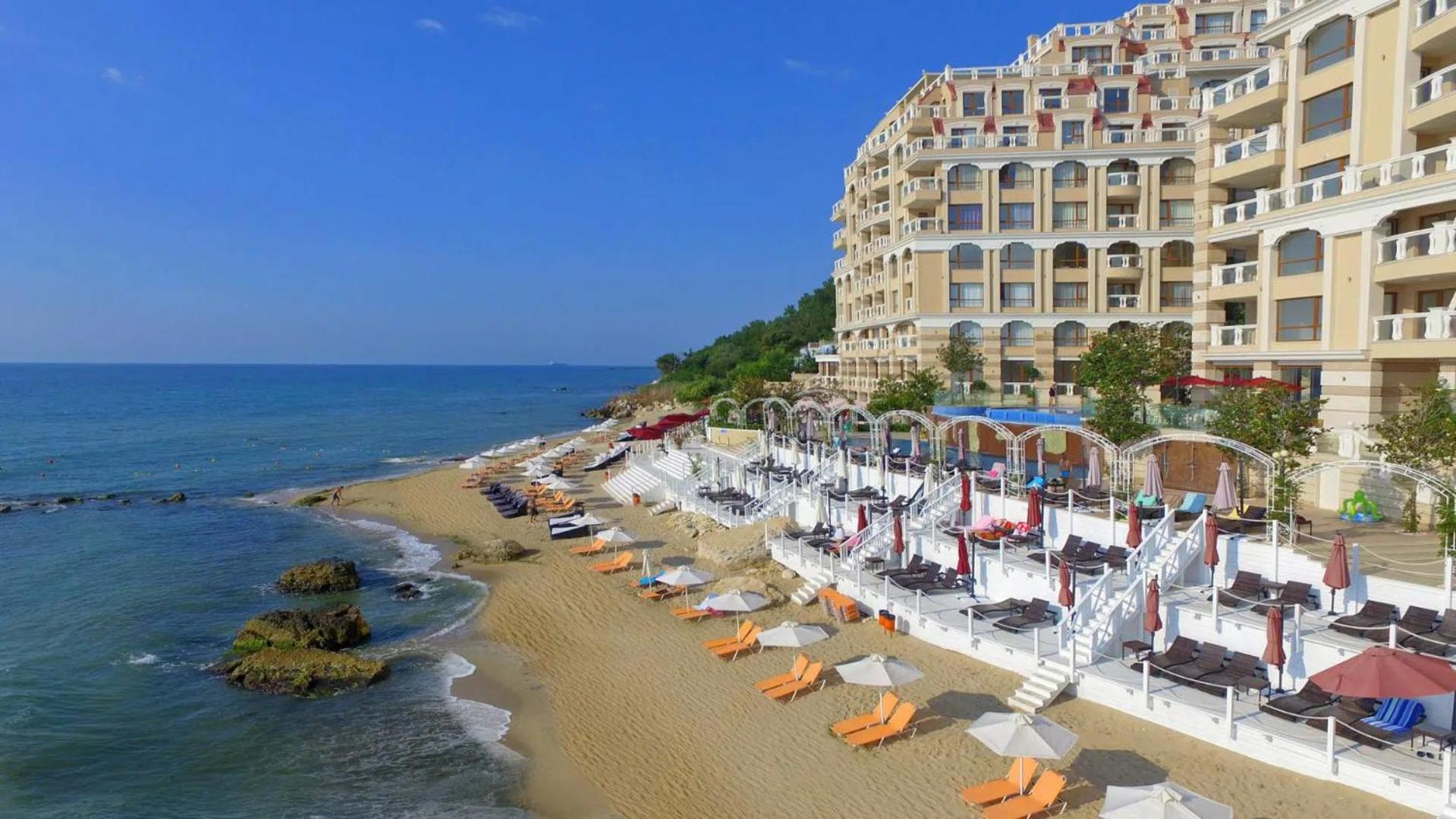 La Mer flat 9 parking and beach access