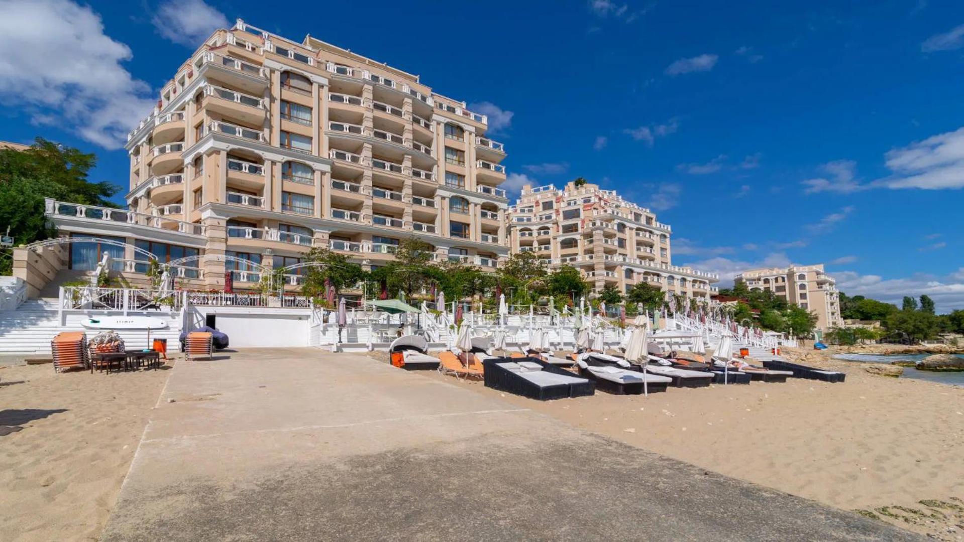 La Mer flat 9 parking and beach access