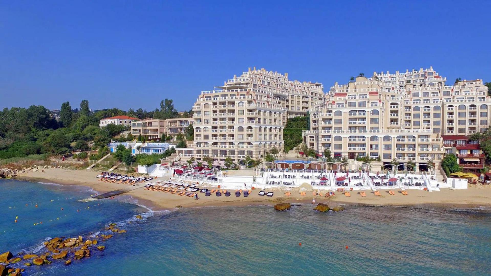 La Mer flat 9 parking and beach access