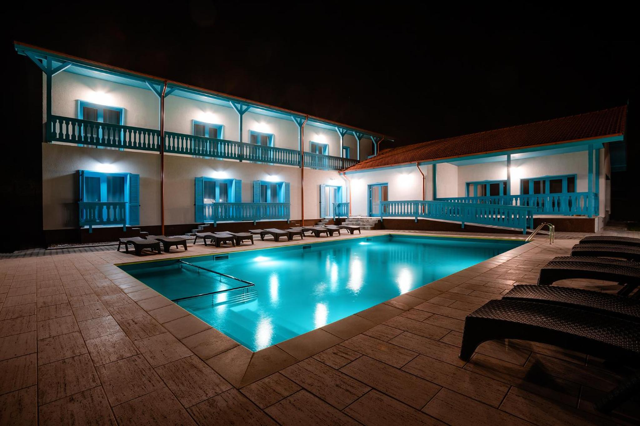 Vila Mavis-cazare cu piscina incalzita & jacuzzi view 3