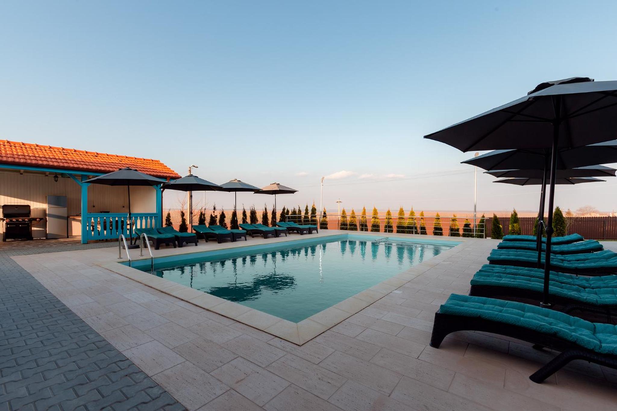 Vila Mavis-cazare cu piscina incalzita & jacuzzi view 5