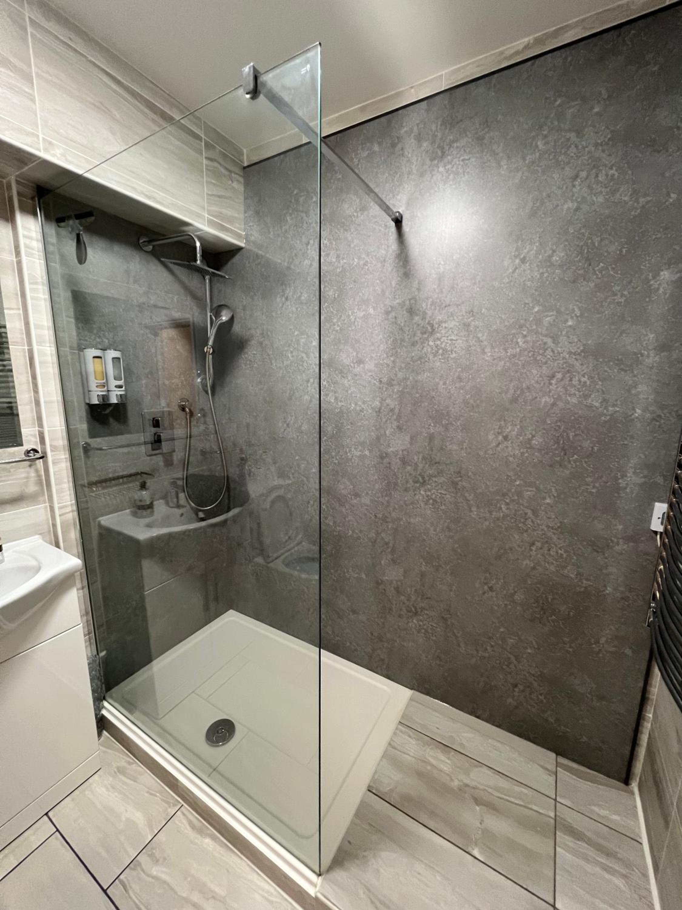 Nearby Glastonbury, Next to Street Town Centre - Ground Floor Large 3 BD With Parking, Sleeps Up to 6 view 2