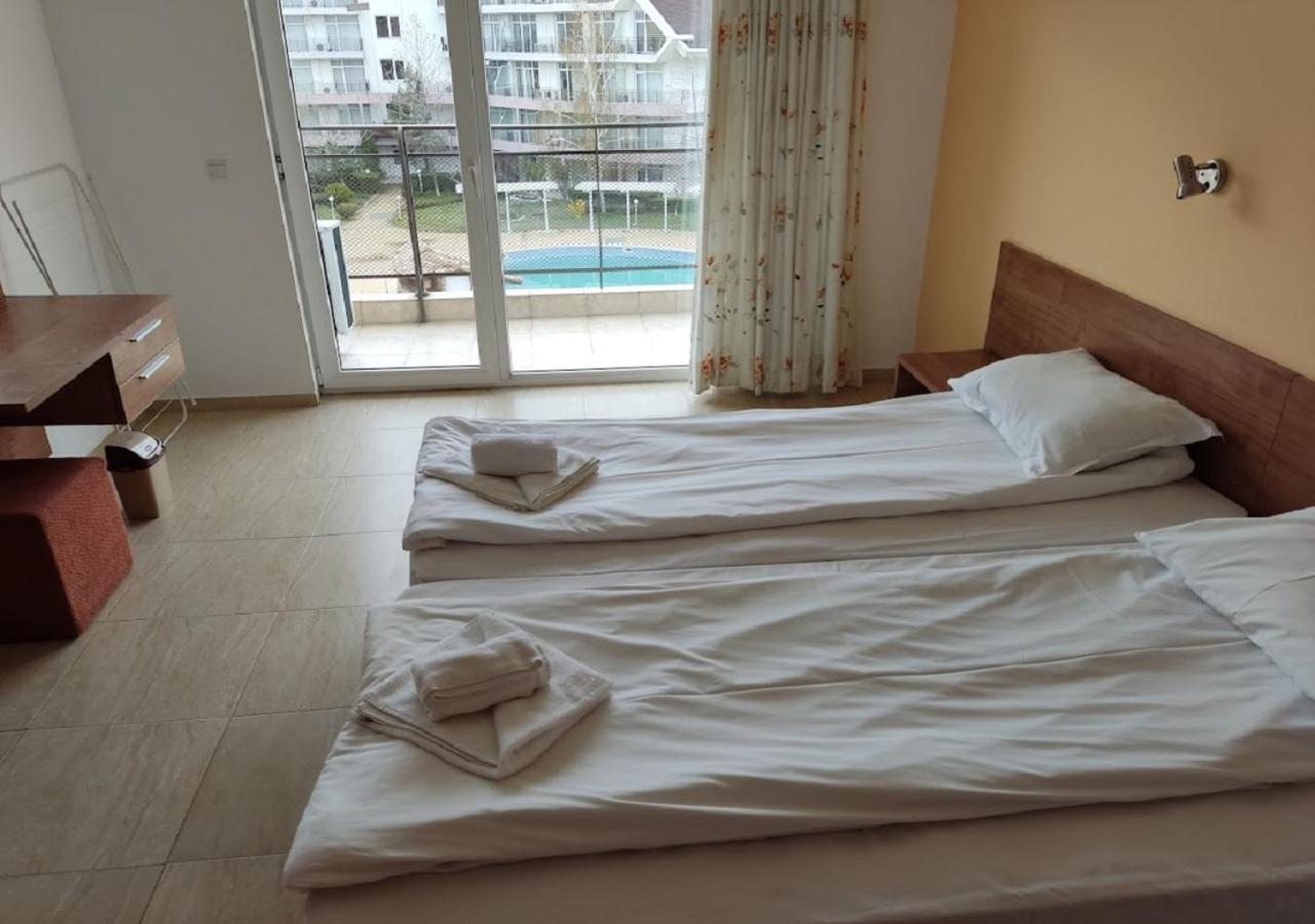 Debbies 2 bed apart with pool and garden views view 4