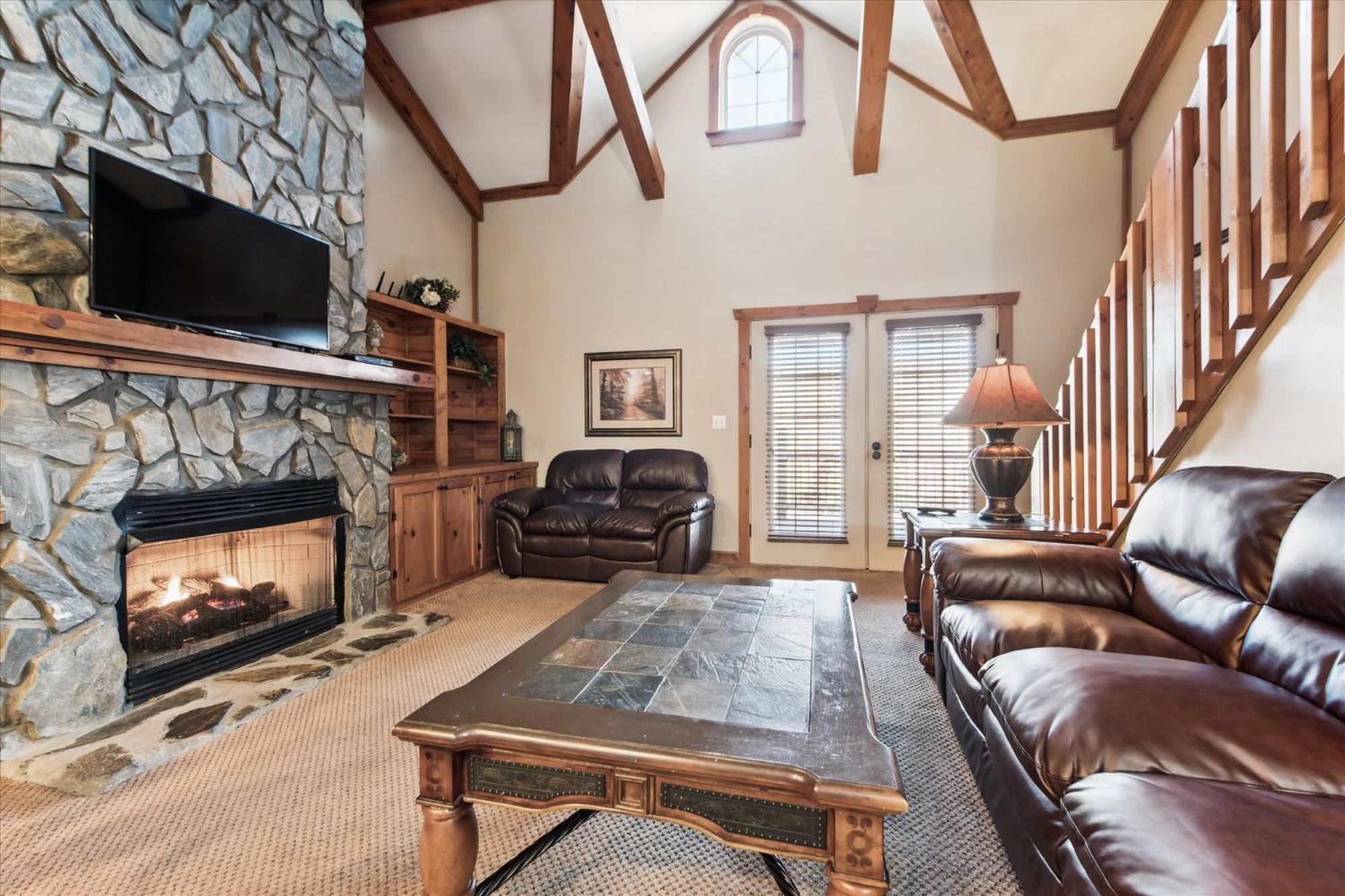 Beautiful Lofted Condo, Centrally Located view 3