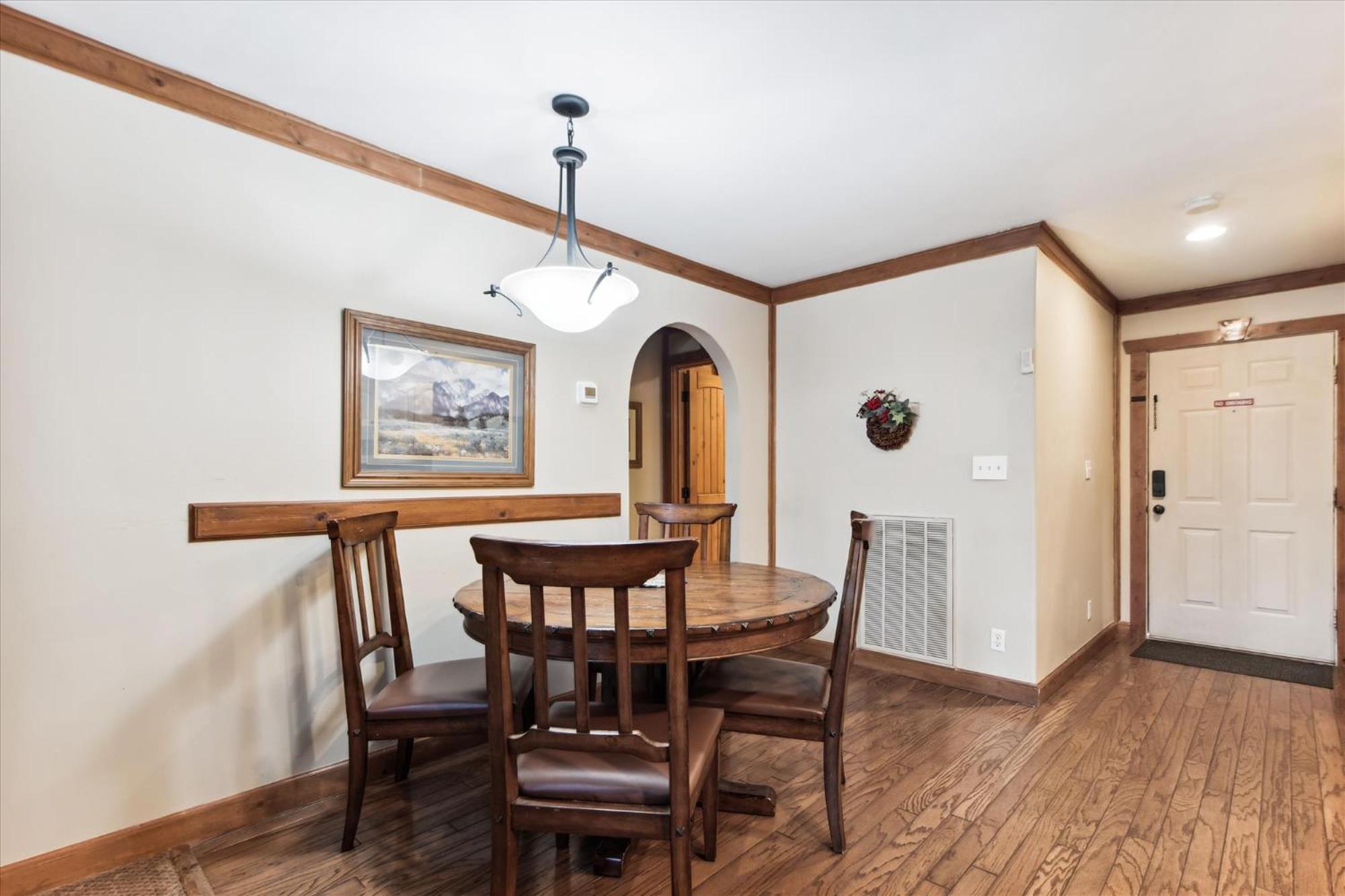 Beautiful Lofted Condo, Centrally Located view 4